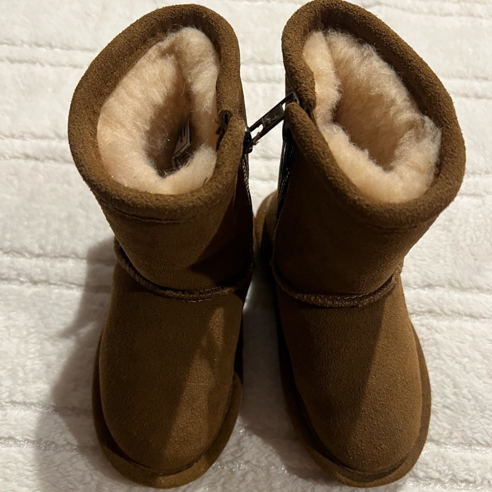 Brand new never worn BEARPAW kids boots